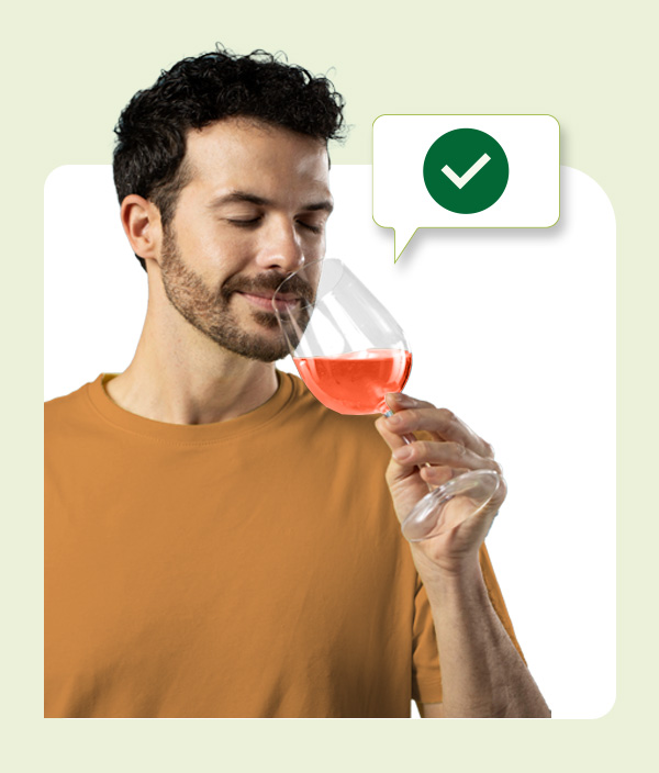 Jovem aprecia vinho rosado