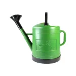 Regador de plástico resistente com 13 litros de capacidade